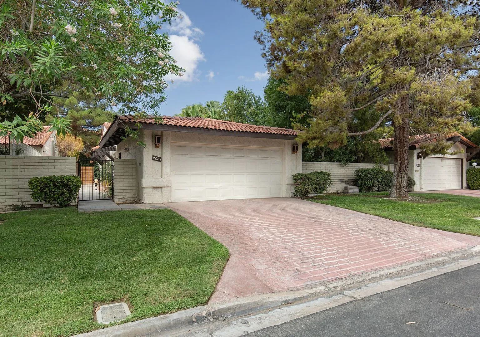 Recently renovated home in luxury resort style guard gated community near the Strip — Photo 1