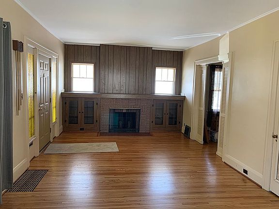 Living room with fireplace 