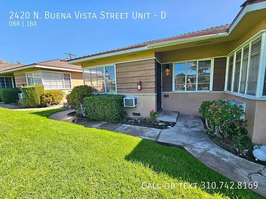 Charming Studio in Prime Burbank Location Pet-Friendly & Full of Character! — Photo 3
