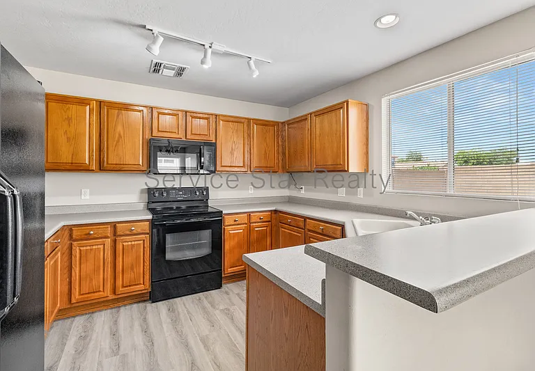 12106 N 130th Dr — Photo 9