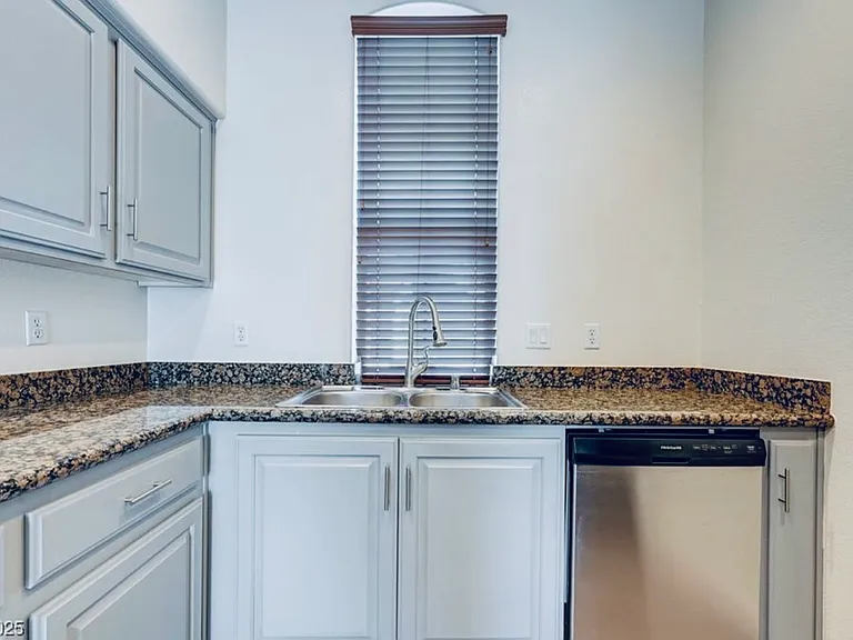 128 Tilbury Ave — Photo 23