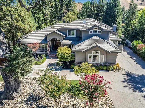 7832 Foothill Rd, Pleasanton, CA 94566