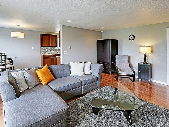 3rd image of 8747 Phinney Ave N APT 11