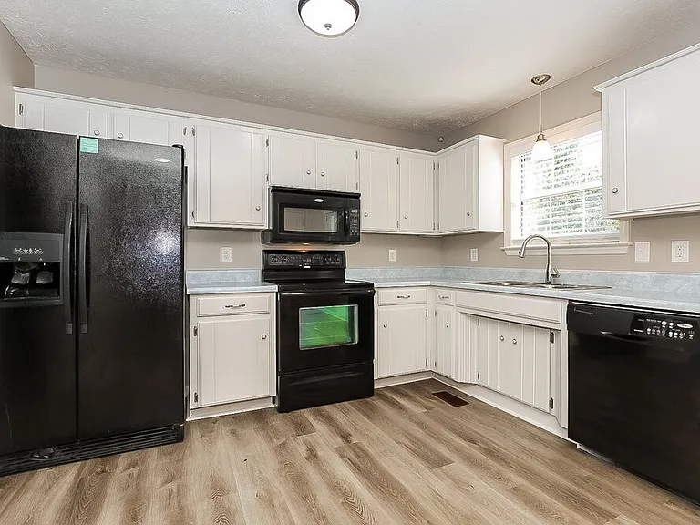 386 Park Ct E — Photo 8