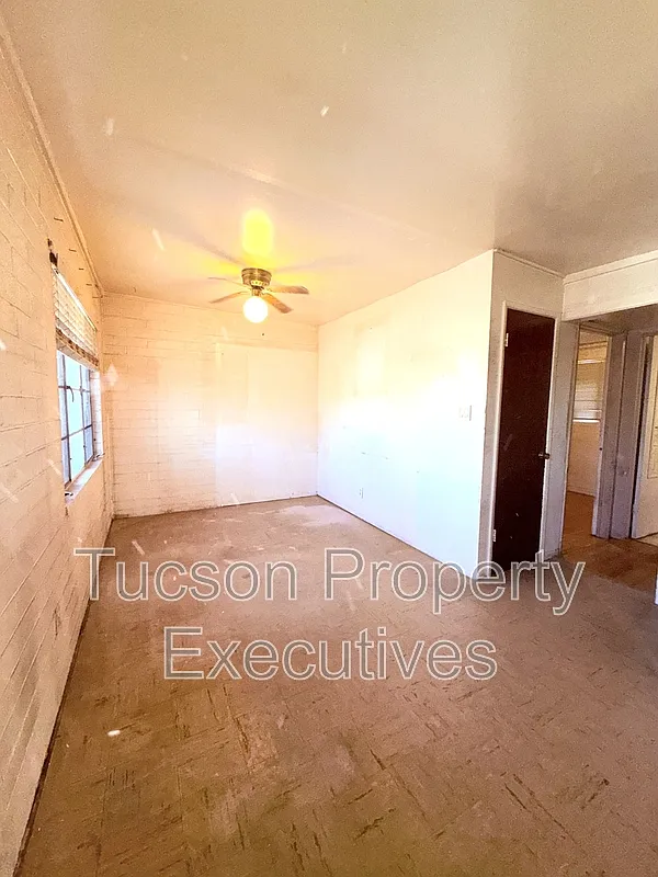 3 bed, 1.0 bath, 1200 sqft, $1,200 — Photo 2