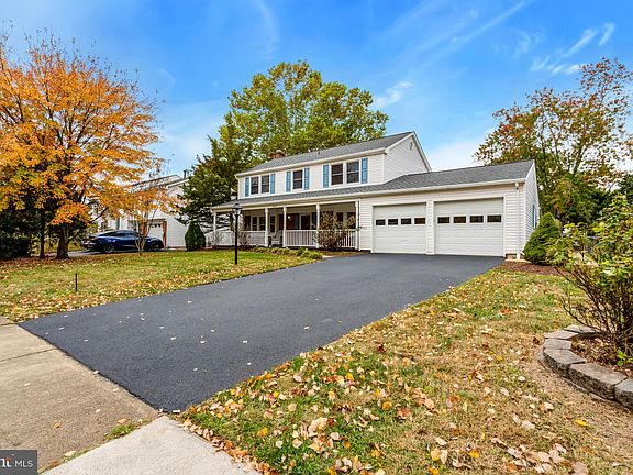 3rd image of 4427 Majestic Ln