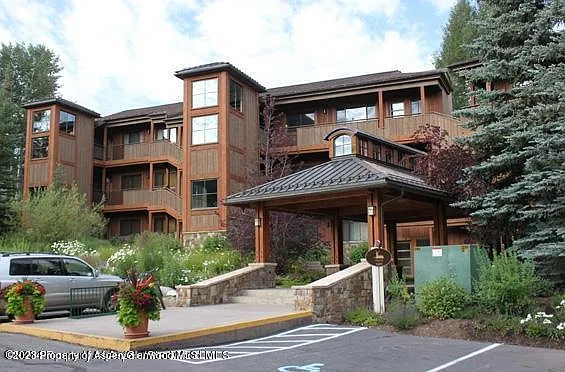 2 bed, 1078 sqft, $6,200 — Photo 1