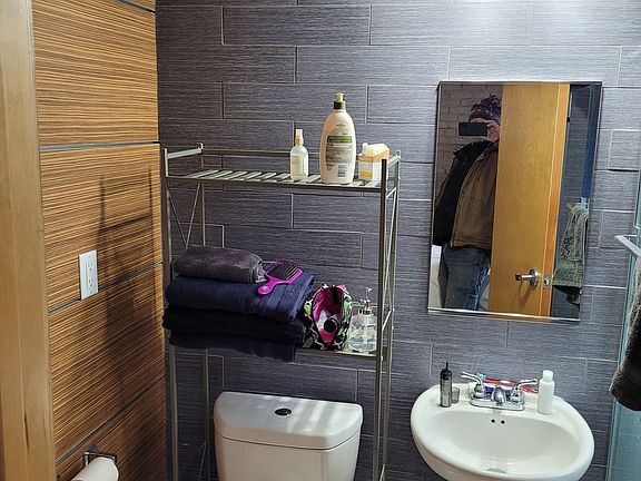 4th image of 615 E 16th St #107