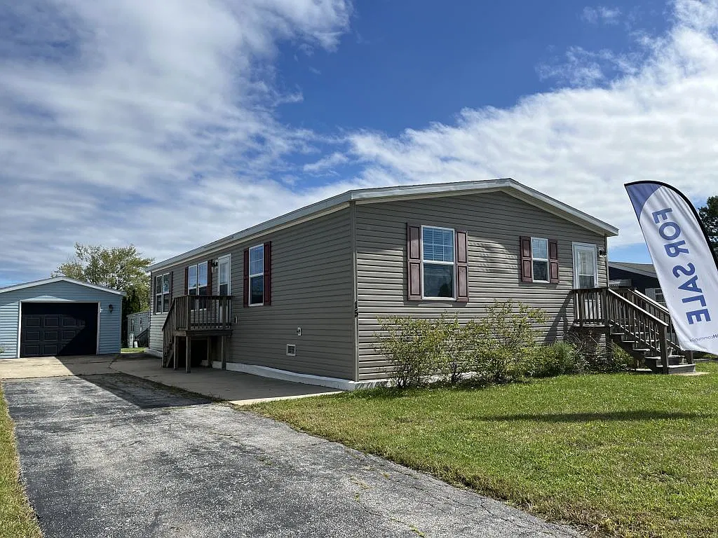 3 bed, 2.0 bath, 1404 sqft, $1,899 — Photo 1