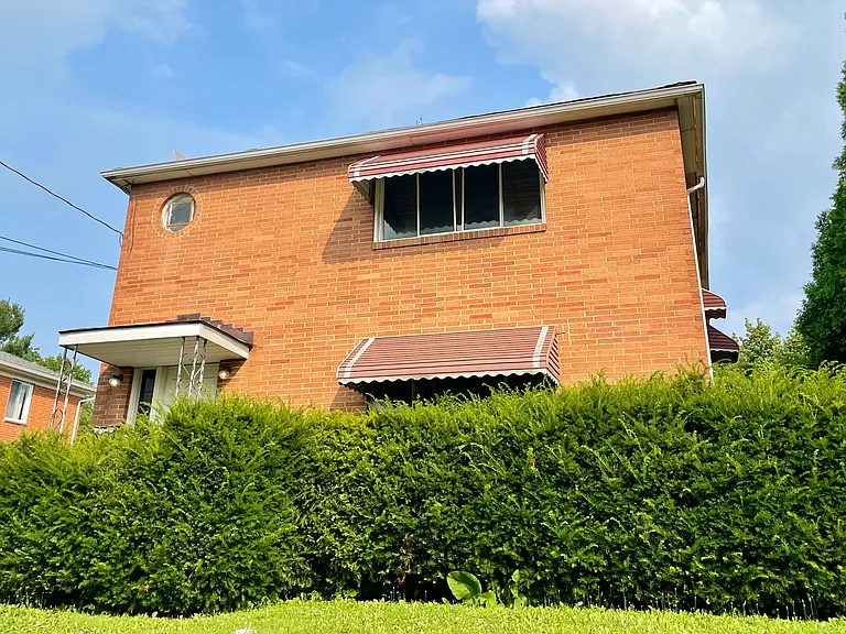 565 Treeside Dr — Photo 2