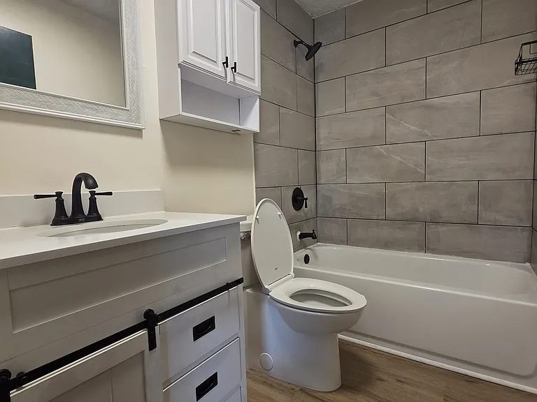 1802 W House St #B — Photo 7