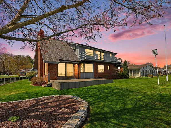 9617 River Rd, Algonac, MI 48001