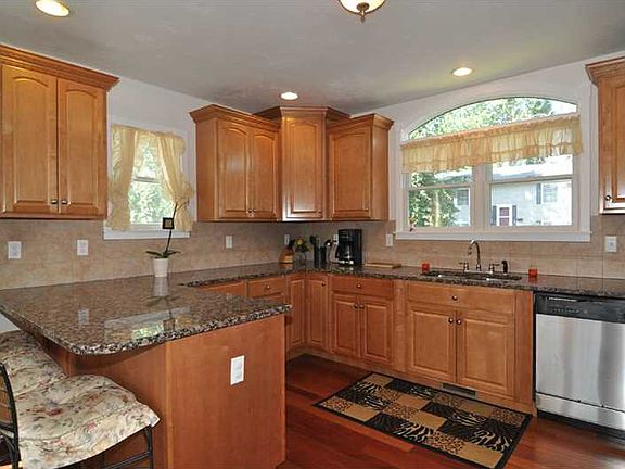 4th image of 78 Rockland St