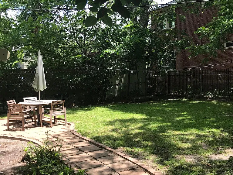 1416 Oxford St — Photo 14