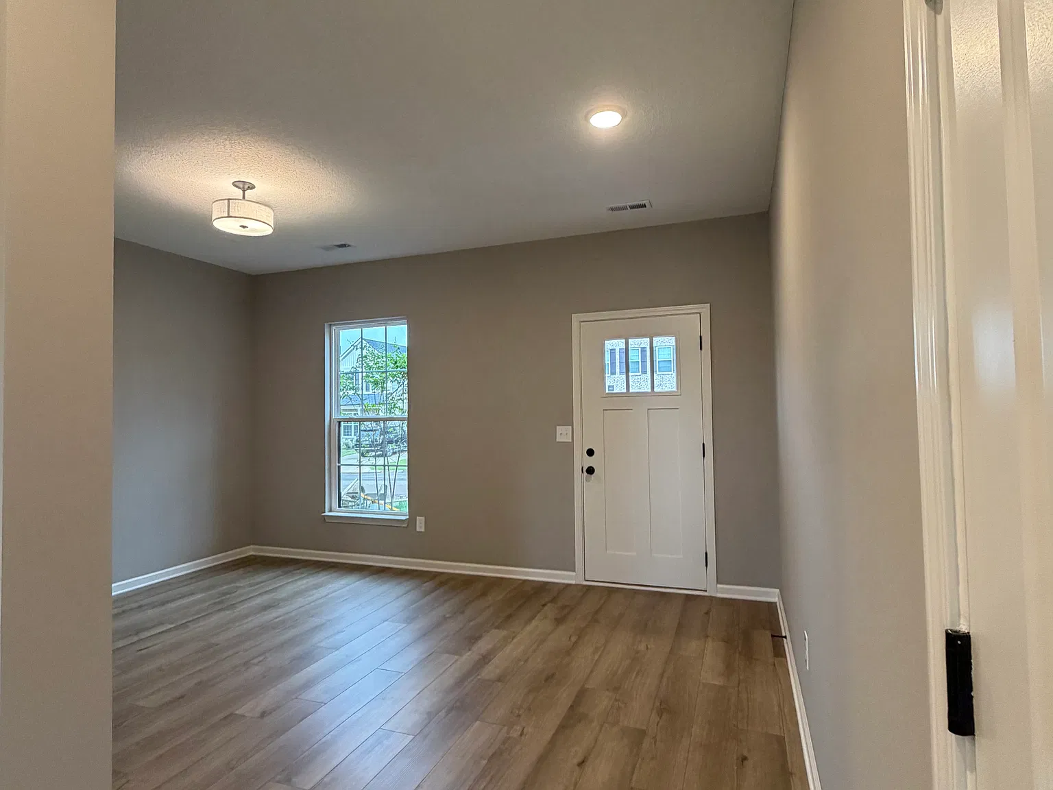 4 bed, 2352 sqft, $2,800 — Photo 3