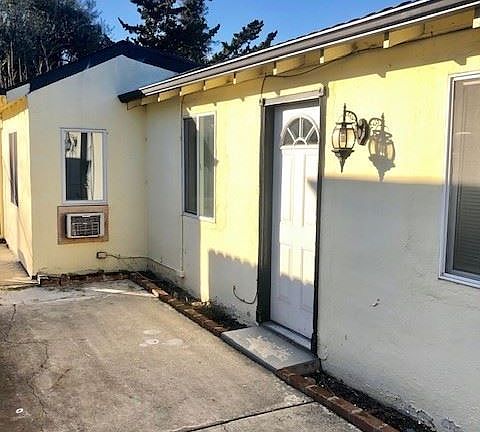 3rd image of 1425B Douglas St