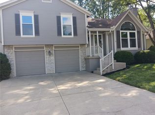608 SE Mount Vernon Dr, Blue Springs, MO 64014