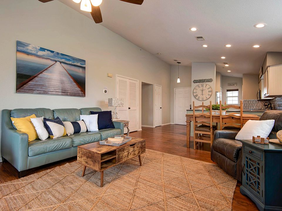 Large living area fully furnished