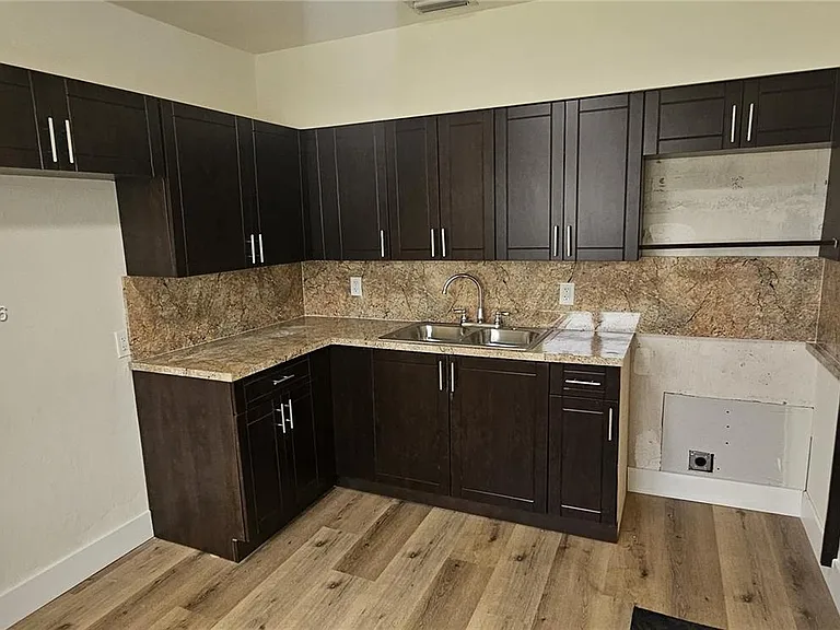 6010 SW 33rd St — Photo 3