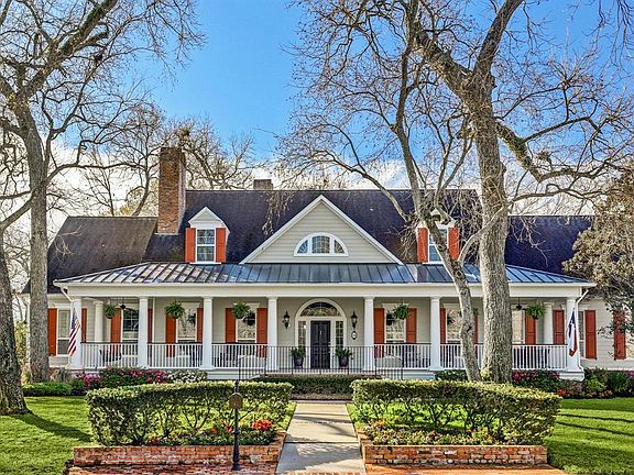 This property is unique that it sits on a wide, 1 acre rectangle-shaped lot allowing the home to stretch out for even more privacy. The foundation is rebar-reinforced concrete slab set on 10' bell-bottomed piers. The entire foundation is faced with a