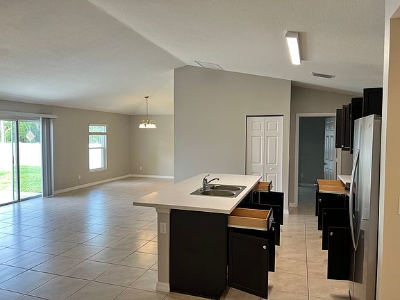 3rd image of 1001 SW Benchor Ave
