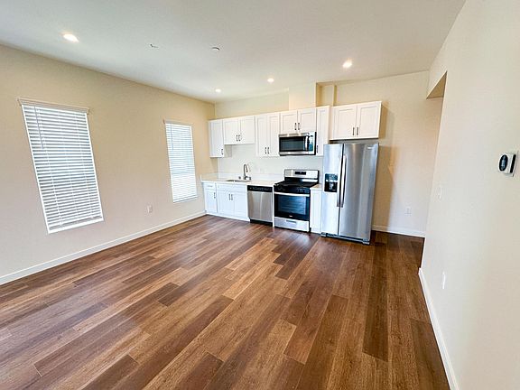 4th image of 1041 N Cummings St #406