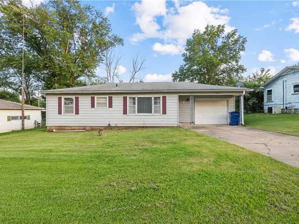 1305 Hibbard St, Coffeyville, KS 67337