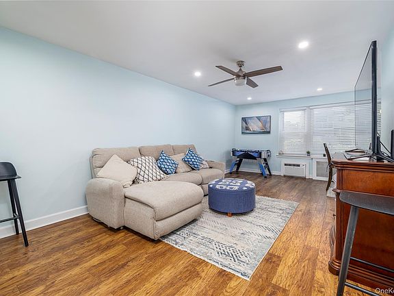 4th image of 250 W Merrick Road #1E