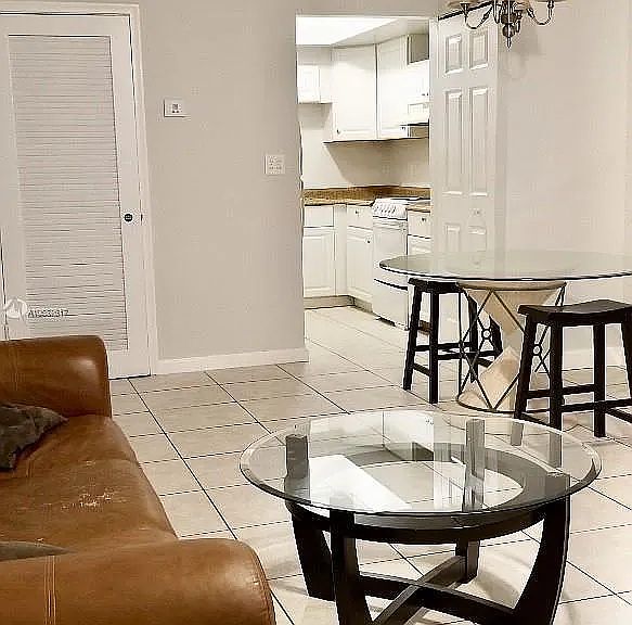 2nd image of 415 SW 15th St #2