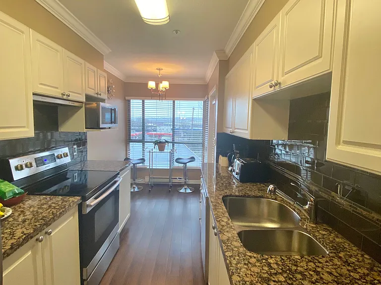 223 Mountain Hwy #Penthouse 11 — Photo 3