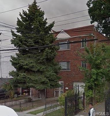1st image of 915 E 211th St