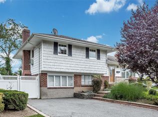 20 Lane Ave, Plainview, NY 11803