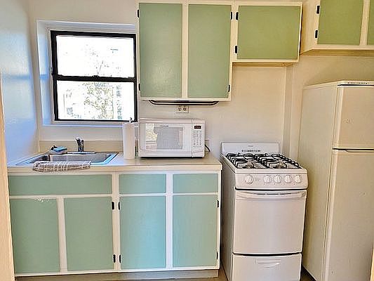 4th image of 551 E 12th St APT 6