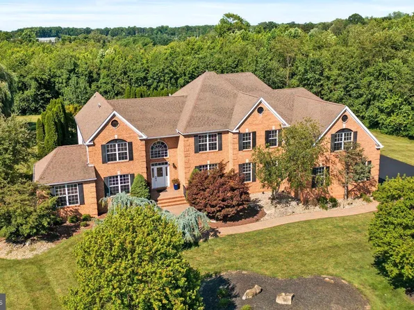 4 Sherwood Ln, Columbus, NJ 08022