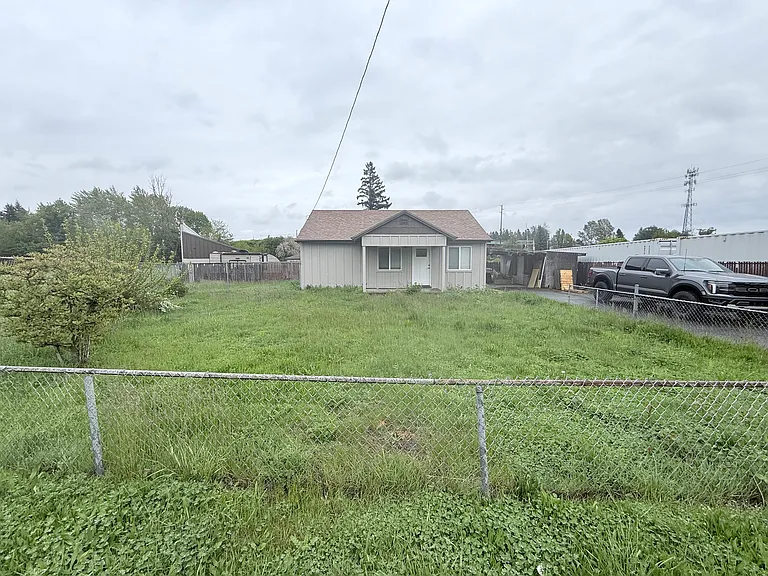 490 N Pine St — Photo 3