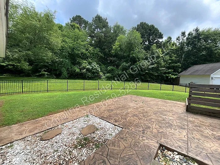 3 bed, 2.0 bath, 1607 sqft, $2,350 — Photo 2