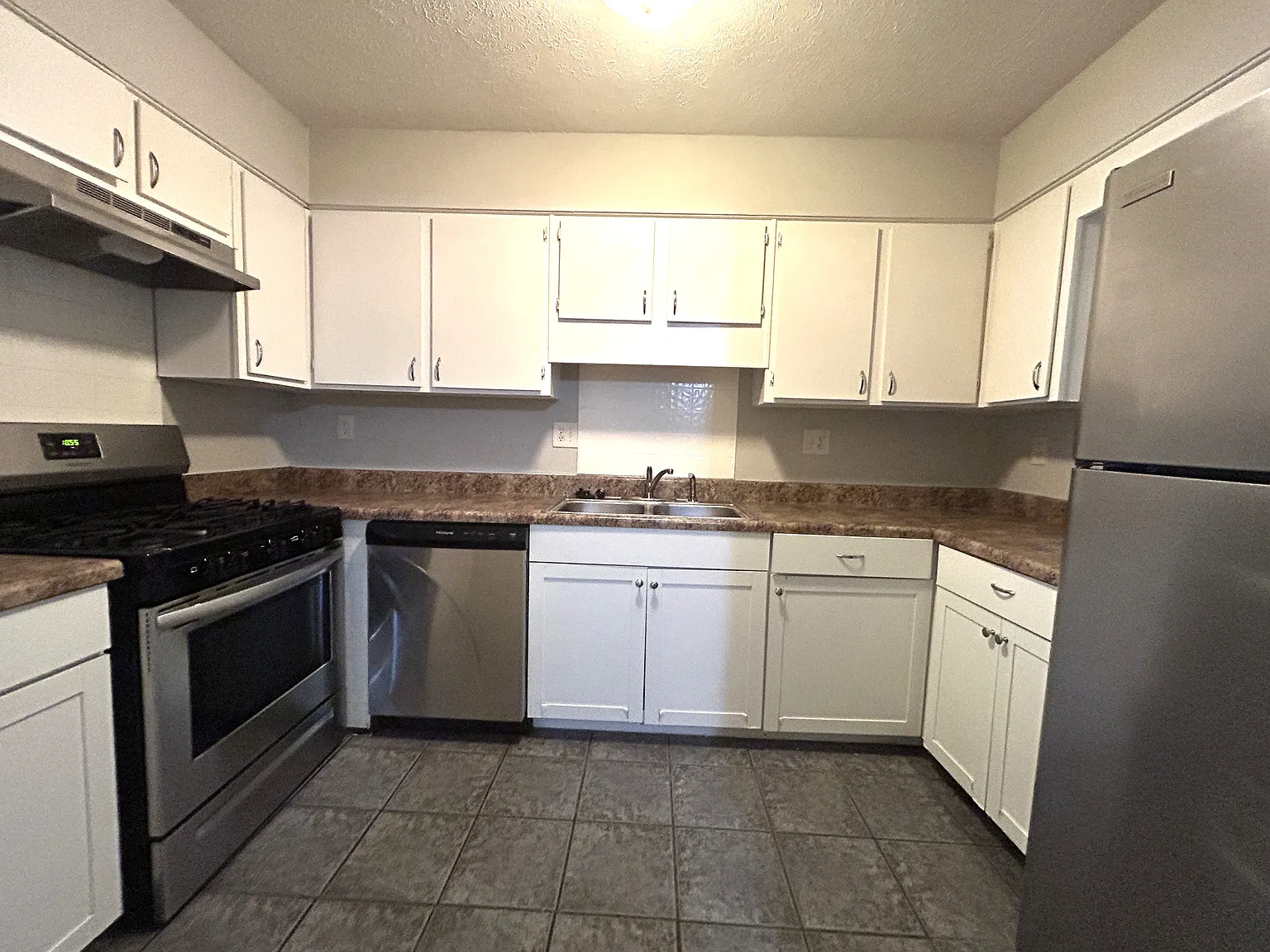 2 bed, 2.5 bath, 1078 sqft, $1,395 — Photo 3