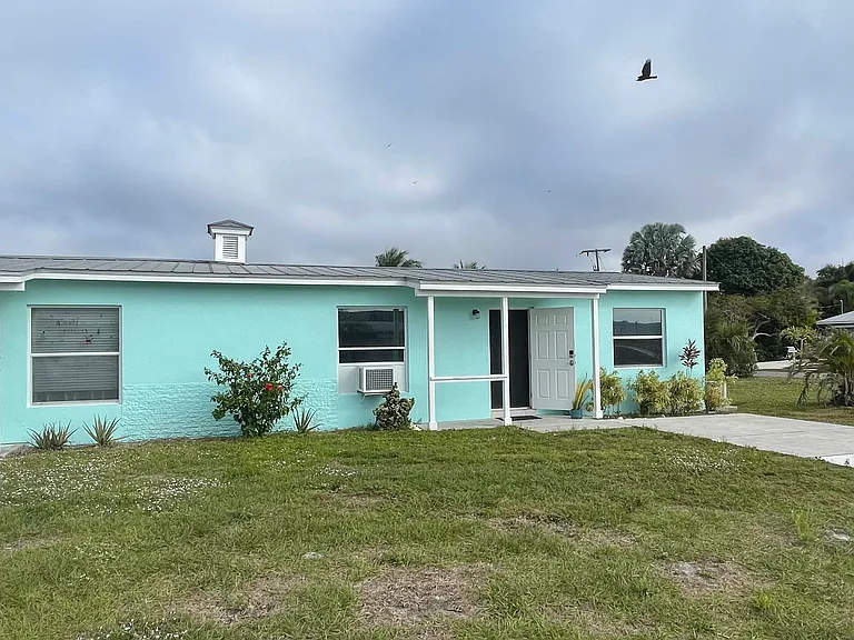 517 SE Highschool Ave — Photo 1