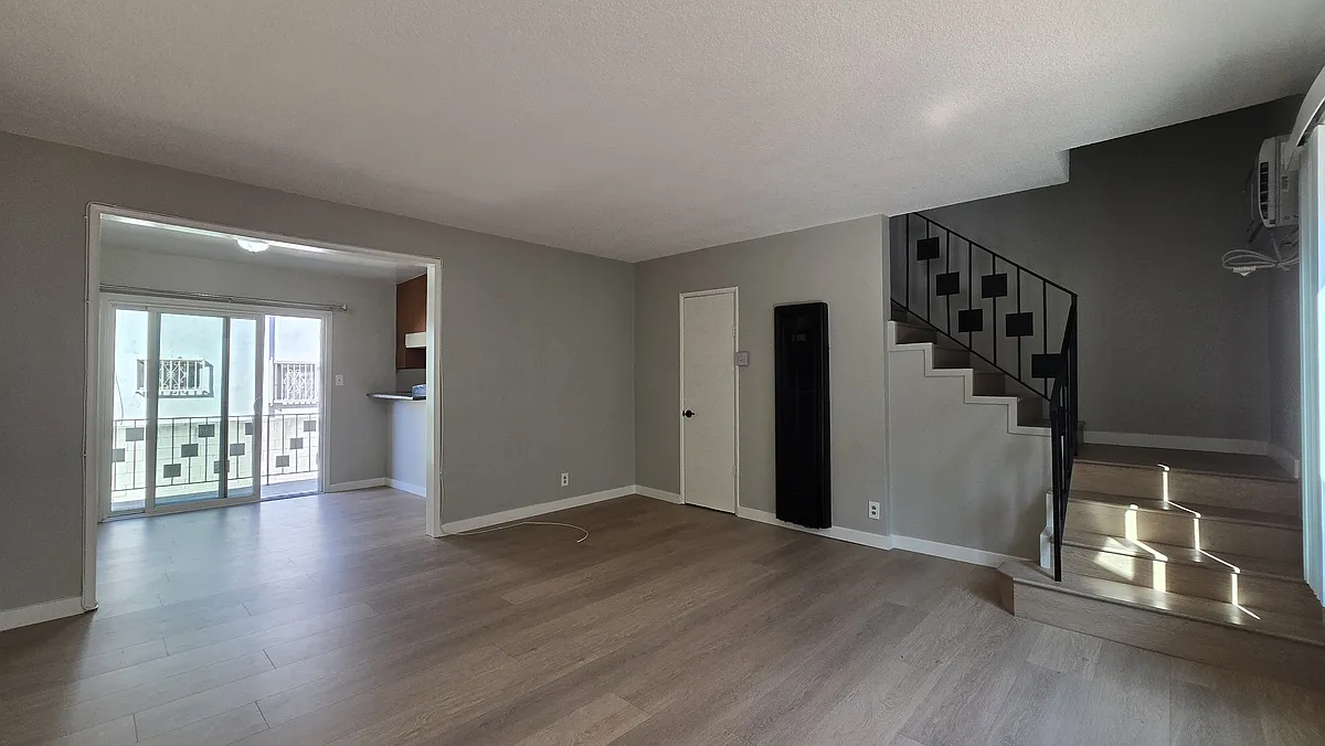 Building Photo - 1541 College View Dr #7