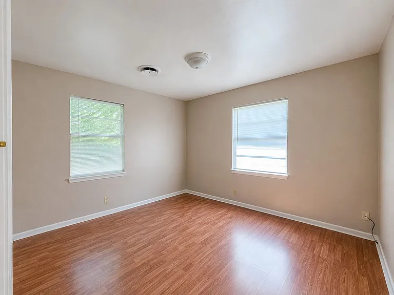 1204 Connell Dr — Photo 7