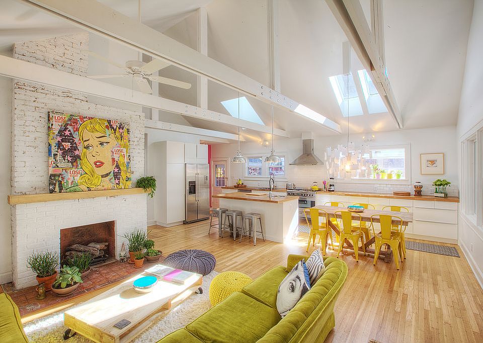 Vaulted Livingroom/kitchen