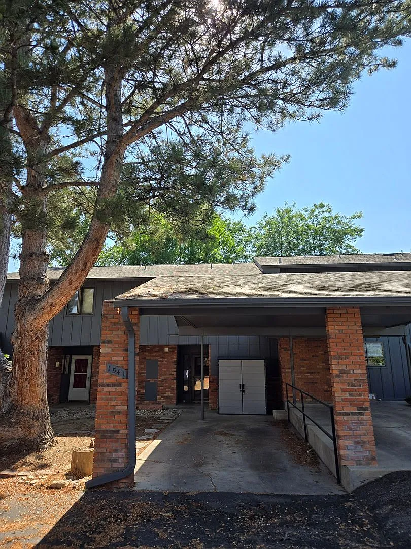Cute 3 Bedroom Townhome in Adriel Hills Now Available! Great Location/Community! — Photo 1