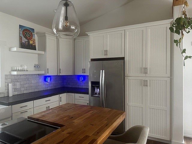 Refridgerator with cabinet space