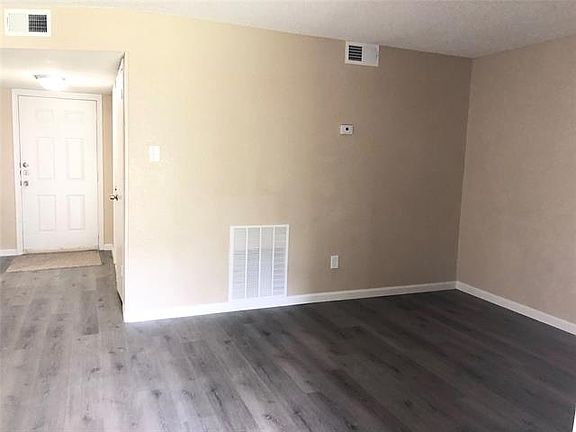 4th image of 836 NW Summercrest Blvd