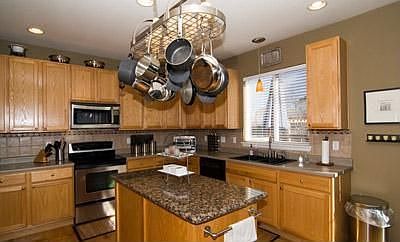 kitchen w/granite island