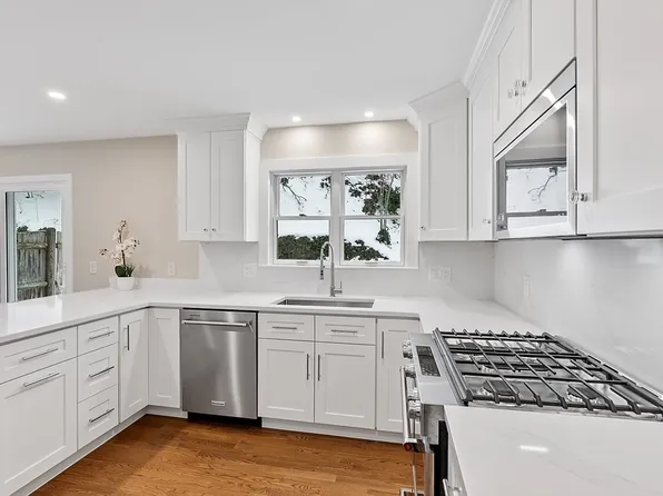 34 Pleasant St APT 5, Wellesley, MA 02482