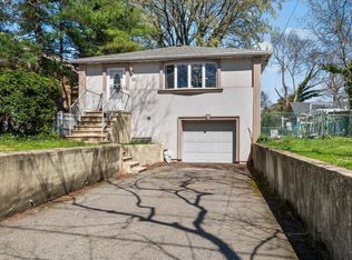 131 Powerhouse Rd, Roslyn Heights, NY 11577