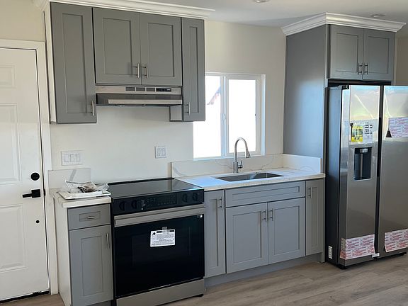 3rd image of 708 W 53rd St #710-1/4