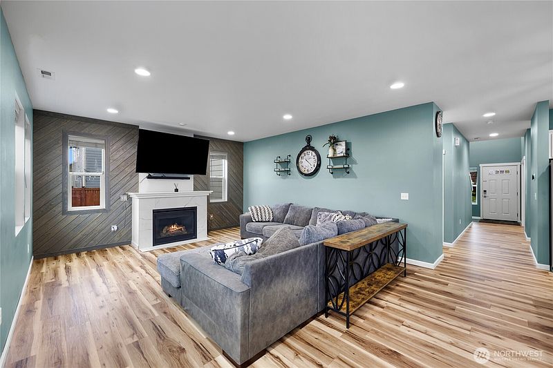 4th image of 344 Cambridge Loop