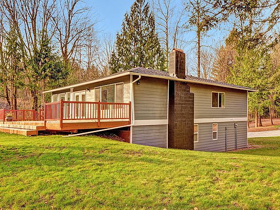 NE corner showing large deck